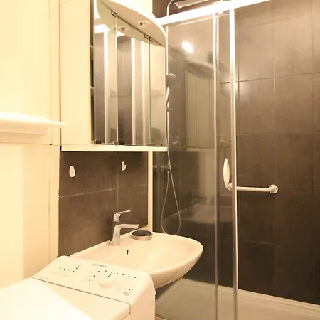 Bel F2 Avec Balcon, Parking Prive Et Ascenseur - Mont-dore - Fr-1-415-39 Apartment